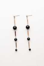 画像をギャラリービューアに読み込む, BEADS SAG DROP ONYX EARRINGS
