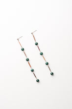 画像をギャラリービューアに読み込む, BEADS LINE DROP MALACHITE EARRINGS
