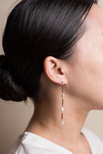 画像をギャラリービューアに読み込む, BEADS LINE DROP PEARL EARRINGS